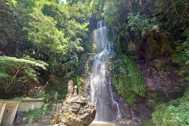 小城市の清水の滝